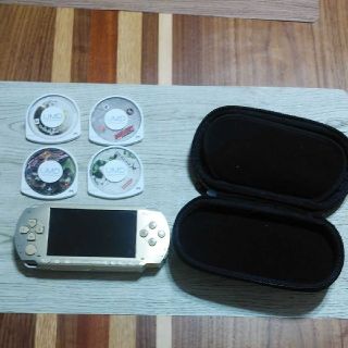 プレイステーションポータブル(PlayStation Portable)のPSP1000 とソフト4本とカバー(携帯用ゲーム機本体)