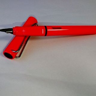 ラミー(LAMY)のラミー サファリ 万年筆 2014限定モデル ネオンコーラル  Lamy(ペン/マーカー)