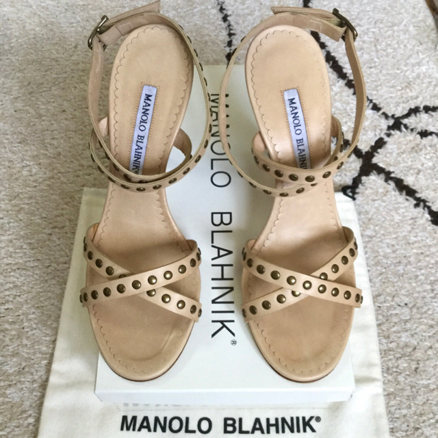 MANOLO BLAHNIK(マノロブラニク)の新品!憧れの!マノロブラニク  ヌーディーカラー メタルスタッズ 23.5㎝ レディースの靴/シューズ(サンダル)の商品写真