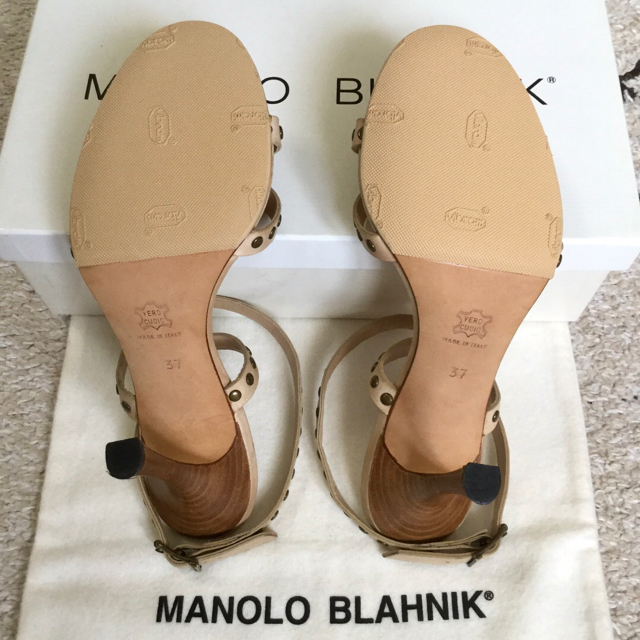 MANOLO BLAHNIK(マノロブラニク)の新品!憧れの!マノロブラニク  ヌーディーカラー メタルスタッズ 23.5㎝ レディースの靴/シューズ(サンダル)の商品写真