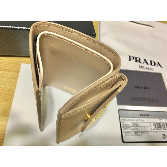 PRADA(プラダ)のプラダ　ミニ財布　新品未使用　ベージュ レディースのファッション小物(財布)の商品写真