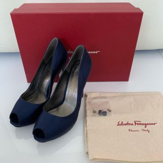 フェラガモ(Ferragamo)の美品❤️ サルバトーレフェラガモ　サテン　パンプス　ネイビー　6C 23(ハイヒール/パンプス)