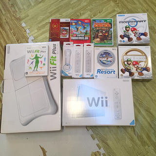 ウィー(Wii)のwii本体 ＋ コントローラ3つ ＋ ソフト６本 ＋ wiiFit plus (家庭用ゲーム機本体)