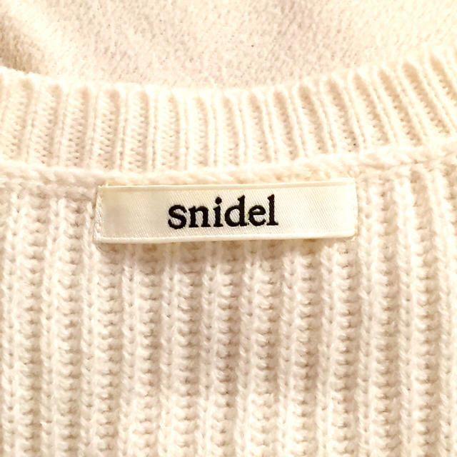 SNIDEL(スナイデル)の〈美品〉snidel パフスリーブニット レディースのトップス(Tシャツ(半袖/袖なし))の商品写真