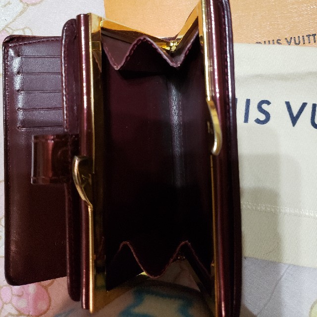 LOUIS VUITTON(ルイヴィトン)のルイヴィトン　がま口二つ折り財布　ヴェルニ　ボルドー レディースのファッション小物(財布)の商品写真