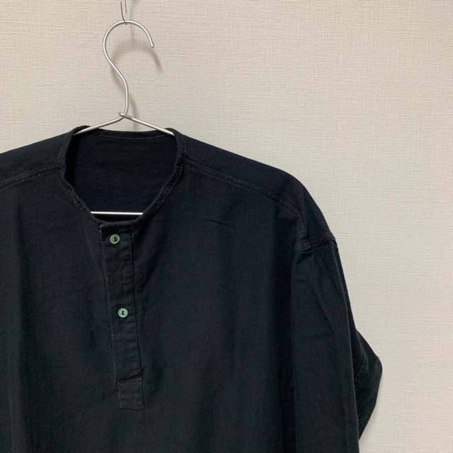 1LDK SELECT(ワンエルディーケーセレクト)の【デッドストック】ロシア軍スリーピングシャツ 46サイズ 後染めブラック メンズのトップス(Tシャツ/カットソー(七分/長袖))の商品写真