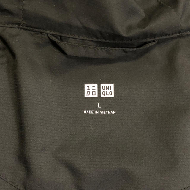UNIQLO(ユニクロ)のUNIQLO ユニクロ ポケッタブルパーカー Lサイズ ブラック 黒 メンズのジャケット/アウター(ナイロンジャケット)の商品写真