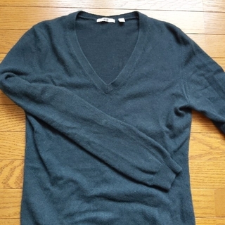 ユニクロ(UNIQLO)のユニクロ　カシミヤVネックセーター（長袖）(ニット/セーター)
