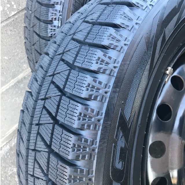 BRIDGESTONE(ブリヂストン)のスタッドレスタイヤ BLIZZAK REVO GZ 205/65R15 自動車/バイクの自動車(タイヤ・ホイールセット)の商品写真