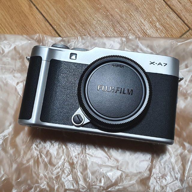 富士フイルム(フジフイルム)の新品同様 富士フィルム X-A7 レンズキット スマホ/家電/カメラのカメラ(ミラーレス一眼)の商品写真