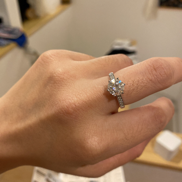 新品ダイヤモンドリング 14号 ラウンド ソリティア レールアーム ダイヤリング レディースのアクセサリー(リング(指輪))の商品写真