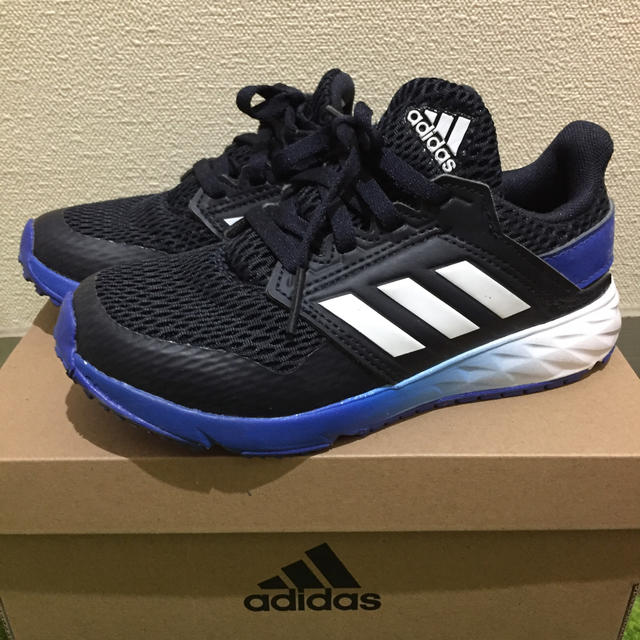 adidas(アディダス)のスニーカー キッズ/ベビー/マタニティのキッズ靴/シューズ(15cm~)(スニーカー)の商品写真