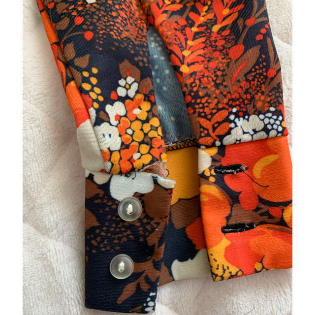 オレンジ花柄ポリシャツ ヨーロッパ古着 レディースのトップス(シャツ/ブラウス(長袖/七分))の商品写真