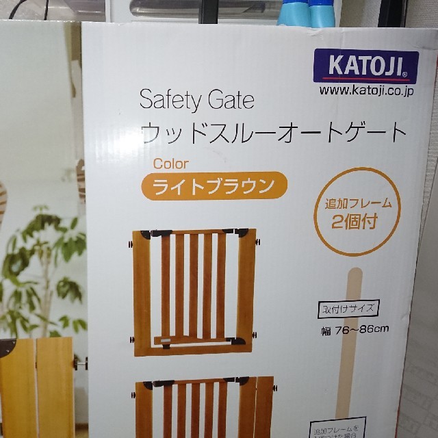 KATOJI(カトージ)のKATOJI safety gate ｳｯﾄﾞｽﾙｰｵｰﾄｹﾞ ﾗｲﾄﾌﾞﾗｳﾝ キッズ/ベビー/マタニティの寝具/家具(ベビーフェンス/ゲート)の商品写真