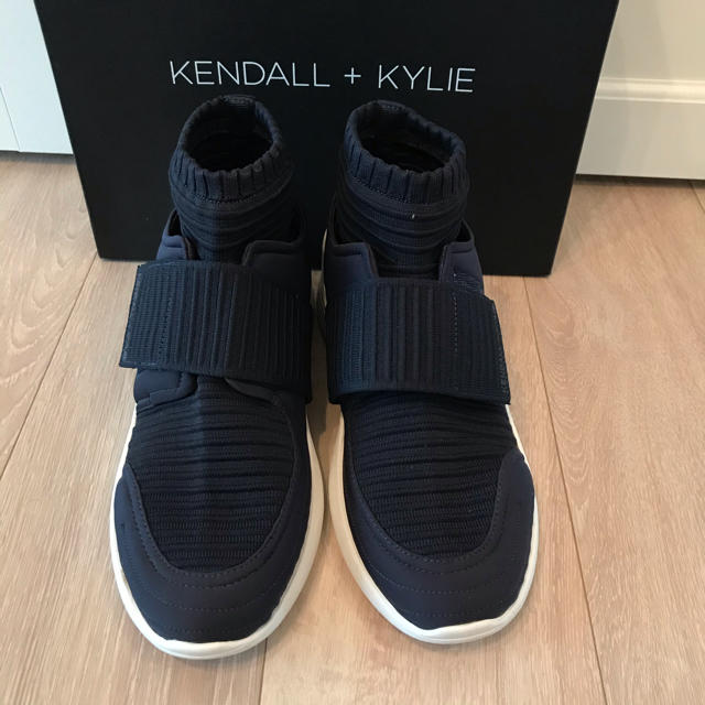 Kylie Cosmetics(カイリーコスメティックス)の新品 KENDALL + KYLIE スニーカー レディースの靴/シューズ(スニーカー)の商品写真