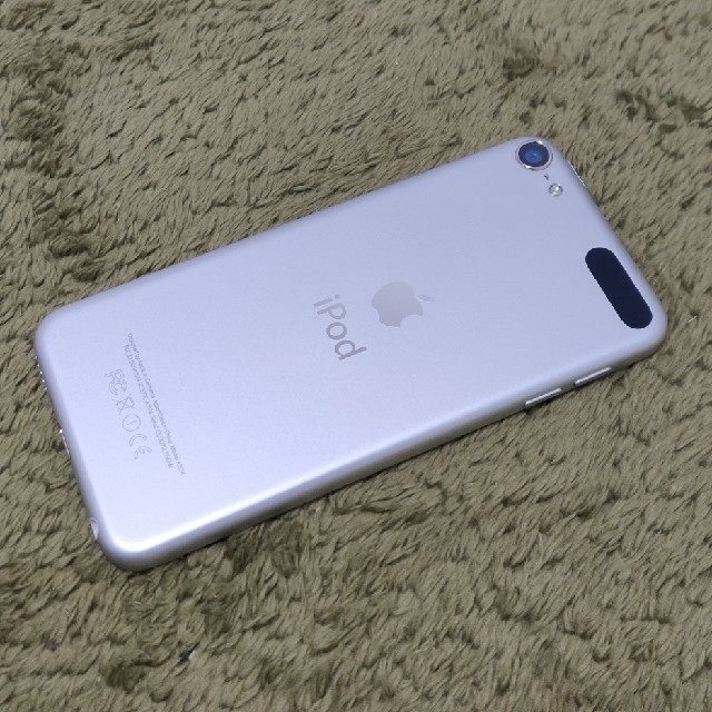 iPod touch(アイポッドタッチ)のiPod touch 第6世代 64GB シルバー スマホ/家電/カメラのオーディオ機器(ポータブルプレーヤー)の商品写真