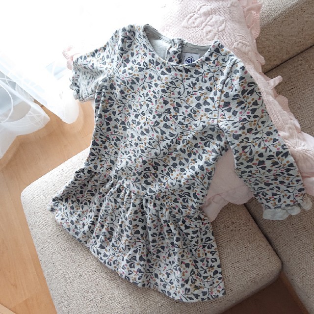 PETIT BATEAU(プチバトー)のmtoc 様 ご専用 木の実柄 ﾜﾝﾋﾟｰｽ  キッズ/ベビー/マタニティのベビー服(~85cm)(ワンピース)の商品写真