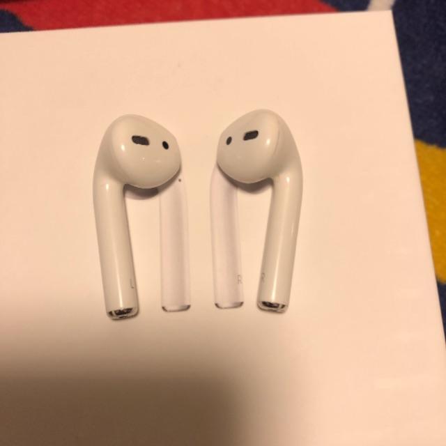 Apple(アップル)のApple AirPods 第2世代 MV7N2J/A スマホ/家電/カメラのオーディオ機器(ヘッドフォン/イヤフォン)の商品写真