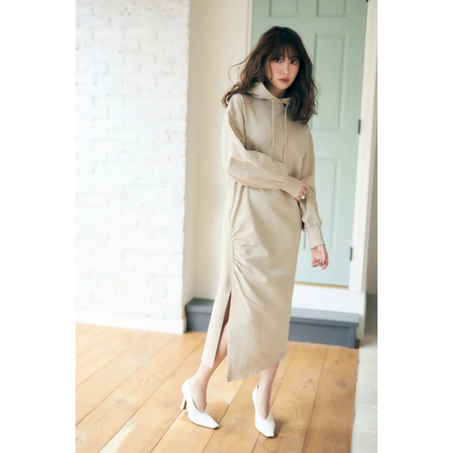 Dropped Shoulder Hoodie Dress Beige レディースのワンピース(ロングワンピース/マキシワンピース)の商品写真