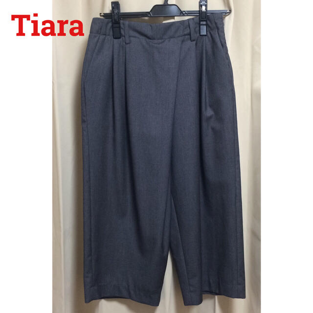 tiara(ティアラ)のTiaraアシンメトリータックパンツ レディースのパンツ(クロップドパンツ)の商品写真