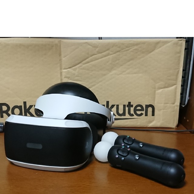 PlayStation VR(プレイステーションヴィーアール)の【中古】PlayStation VR モーションコントローラ2本付き！ エンタメ/ホビーのゲームソフト/ゲーム機本体(家庭用ゲーム機本体)の商品写真