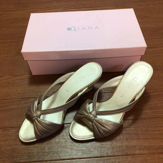 DIANA(ダイアナ)のダイアナ　ブロンズ　サンダル　Mサイズ　used レディースの靴/シューズ(サンダル)の商品写真