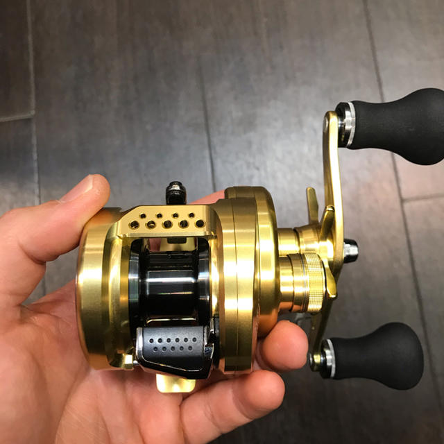 SHIMANO(シマノ)のカルカッタコンクエストPG 超美品 スポーツ/アウトドアのフィッシング(リール)の商品写真