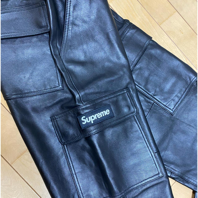 Supreme(シュプリーム)の本日限定価格　supreme  leater Pants レザーカーゴパンツ メンズのパンツ(ワークパンツ/カーゴパンツ)の商品写真