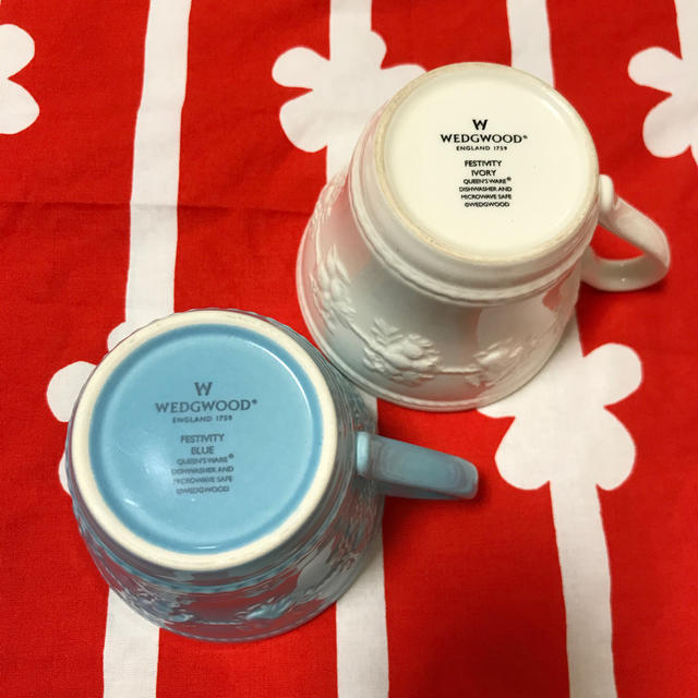 WEDGWOOD(ウェッジウッド)の【週末お値下げ　中古】　ウエッジウッド　ペアマグカップ インテリア/住まい/日用品のキッチン/食器(グラス/カップ)の商品写真