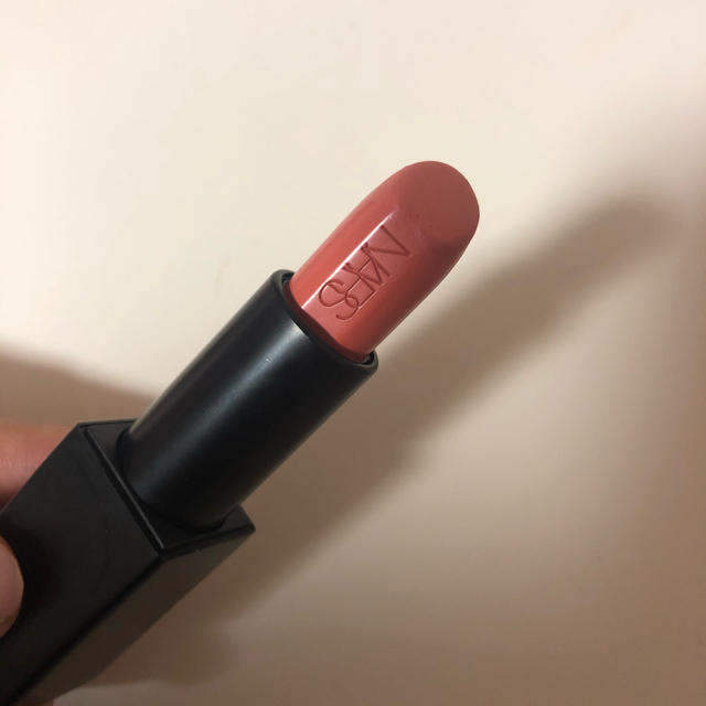 NARS(ナーズ)のNARS オーデイシャスリップスティック　2853 コスメ/美容のベースメイク/化粧品(口紅)の商品写真