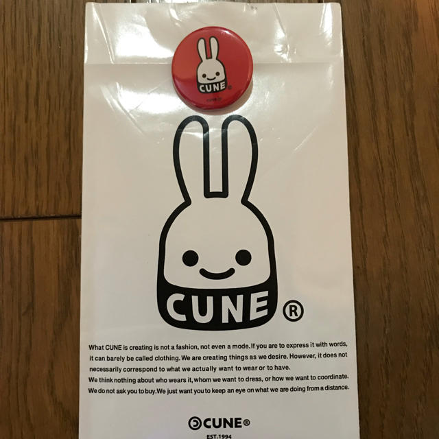 CUNE(キューン)のCUNE 缶バッチ 赤 うさぎ レッド おまけ付 メンズのファッション小物(その他)の商品写真