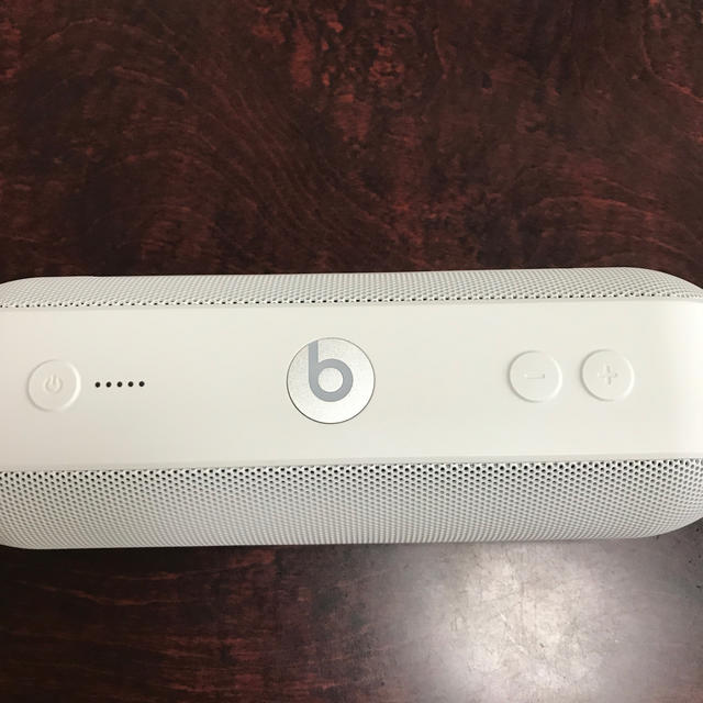 Beats by Dr Dre(ビーツバイドクタードレ)のBeats Pill + ポータブルスピーカー - ホワイト 【訳あり】 スマホ/家電/カメラのオーディオ機器(スピーカー)の商品写真