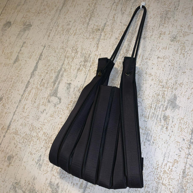 ISSEY MIYAKE(イッセイミヤケ)の【ISSEY MIYAKE  】LINEAR KNIT BAG レディースのバッグ(ハンドバッグ)の商品写真