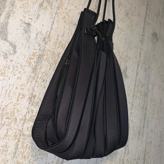 ISSEY MIYAKE(イッセイミヤケ)の【ISSEY MIYAKE  】LINEAR KNIT BAG レディースのバッグ(ハンドバッグ)の商品写真