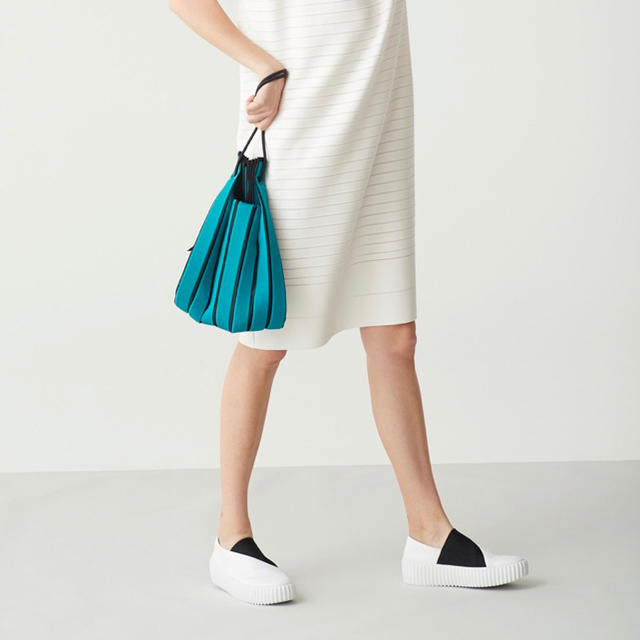 ISSEY MIYAKE(イッセイミヤケ)の【ISSEY MIYAKE  】LINEAR KNIT BAG レディースのバッグ(ハンドバッグ)の商品写真