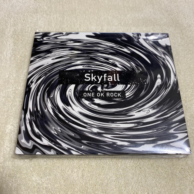 ONE OK ROCK(ワンオクロック)のSkyfall / ONE OK ROCK 会場限定CD エンタメ/ホビーのCD(ポップス/ロック(邦楽))の商品写真