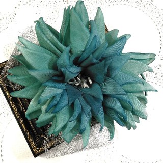 ブルーのガーベラのコサージュ　卒業式　入学式　結婚式　布花　造花　ハンドメイド(コサージュ/ブローチ)