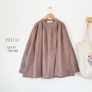 メルロー(merlot)の最新作＊fillil バンドカラーギャザーブラウス ベージュ(シャツ/ブラウス(長袖/七分))