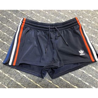 アディダス(adidas)のadidas originals ショートパンツ　レディースLサイズ(ショートパンツ)