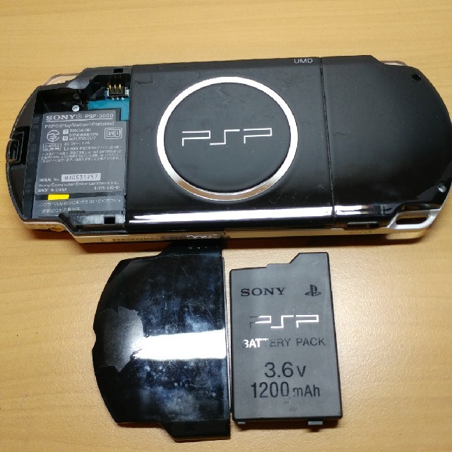 PlayStation Portable(プレイステーションポータブル)のPSP-3000ブラック(付属備品セット)とゲームソフト9本お買い得セット エンタメ/ホビーのゲームソフト/ゲーム機本体(携帯用ゲーム機本体)の商品写真