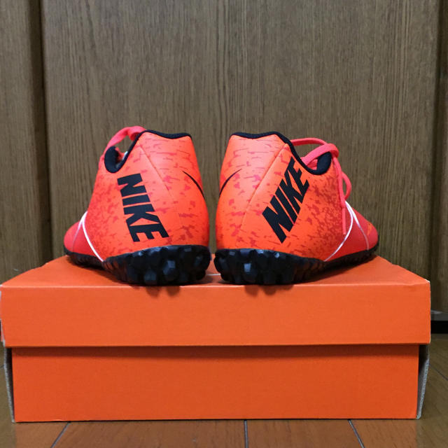 NIKE(ナイキ)の⭐️新品未使用⭐NIKE ナイキ ボンバ X TF トレーニング ジュース スポーツ/アウトドアのサッカー/フットサル(シューズ)の商品写真