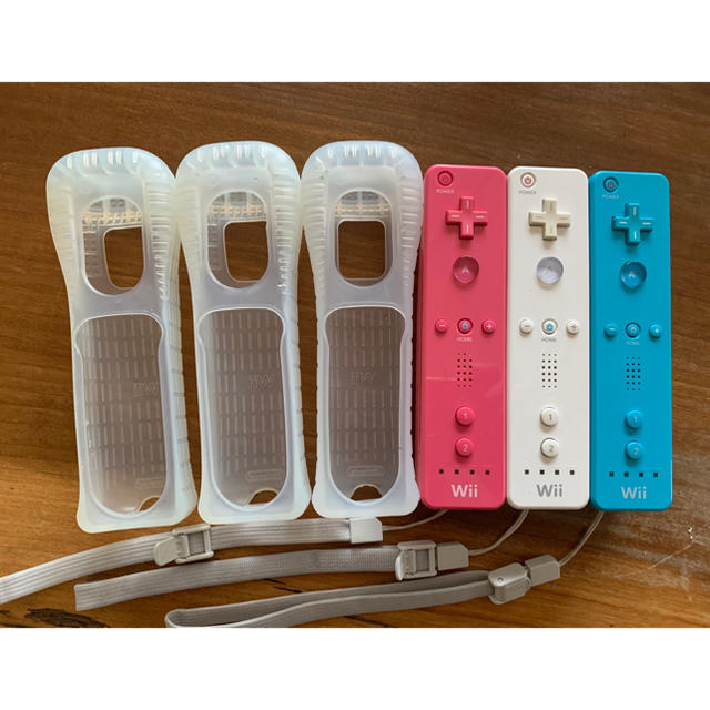 Wii(ウィー)のwii リモコン3本 エンタメ/ホビーのゲームソフト/ゲーム機本体(家庭用ゲーム機本体)の商品写真