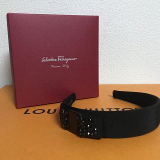 サルヴァトーレフェラガモ(Salvatore Ferragamo)のサルヴァトーレ・フェラガモ　カチューシャ　ヴェラ　クリスタル　ブラック　スワロ(カチューシャ)