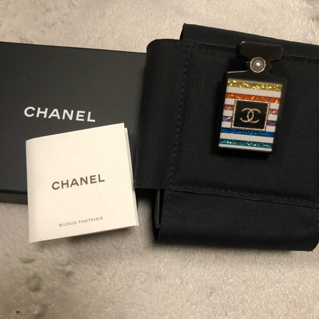 CHANEL(シャネル)の【美品】CHANEL・シャネル・香水ブローチ・レインボーカラー レディースのアクセサリー(ブローチ/コサージュ)の商品写真