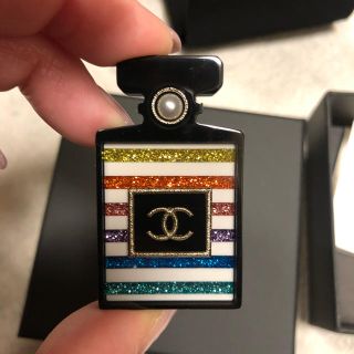 シャネル(CHANEL)の【美品】CHANEL・シャネル・香水ブローチ・レインボーカラー(ブローチ/コサージュ)