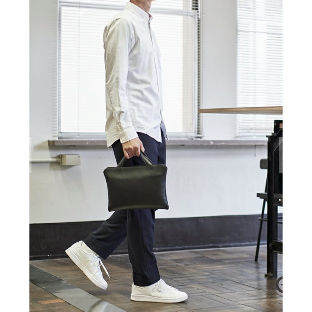 BEAMS(ビームス)のトライオン レザーバッグ 小型 スリムトートバッグ クラッチバッグ  ブラック黒 メンズのバッグ(トートバッグ)の商品写真