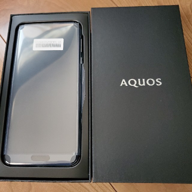 AQUOS(アクオス)のdocomo AQUOS R2 SH-03K ブラック 新品未使用 スマホ/家電/カメラのスマートフォン/携帯電話(スマートフォン本体)の商品写真