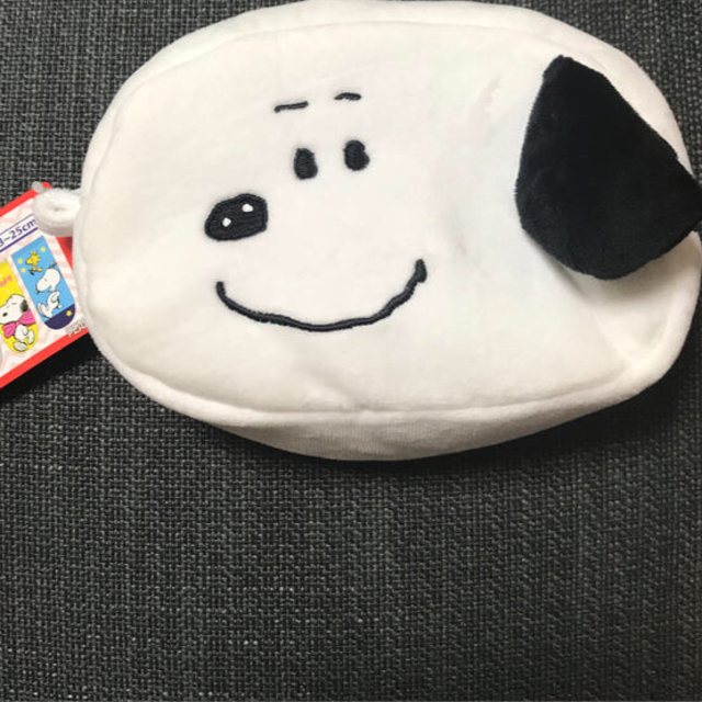 SNOOPY(スヌーピー)のSNOOPY 靴下4足　ポーチつき　未使用品 エンタメ/ホビーのおもちゃ/ぬいぐるみ(キャラクターグッズ)の商品写真