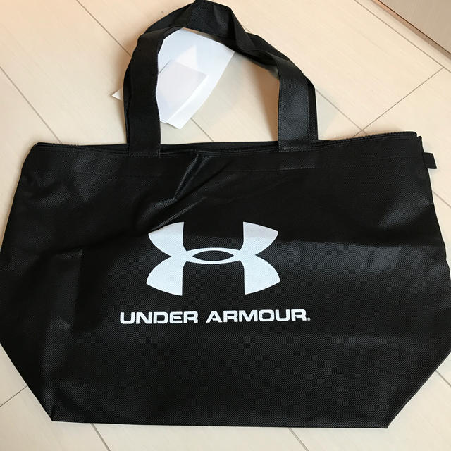UNDER ARMOUR(アンダーアーマー)のアンダーアーマー  不織布　トートバッグ　大型　チャック付き レディースのバッグ(トートバッグ)の商品写真