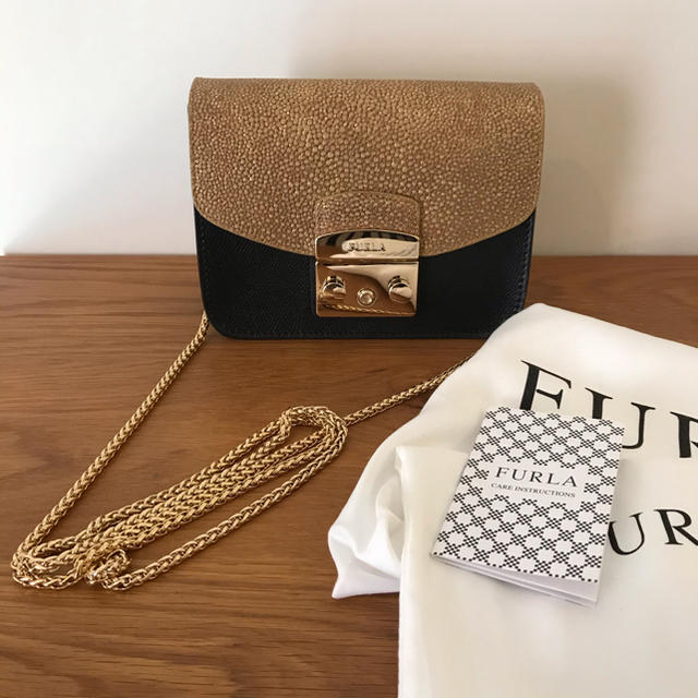 FURLA　フルラ　ショルダーバッグ　フラップ　ブラック